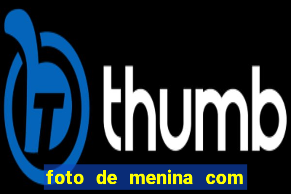 foto de menina com cabelo cacheado no espelho